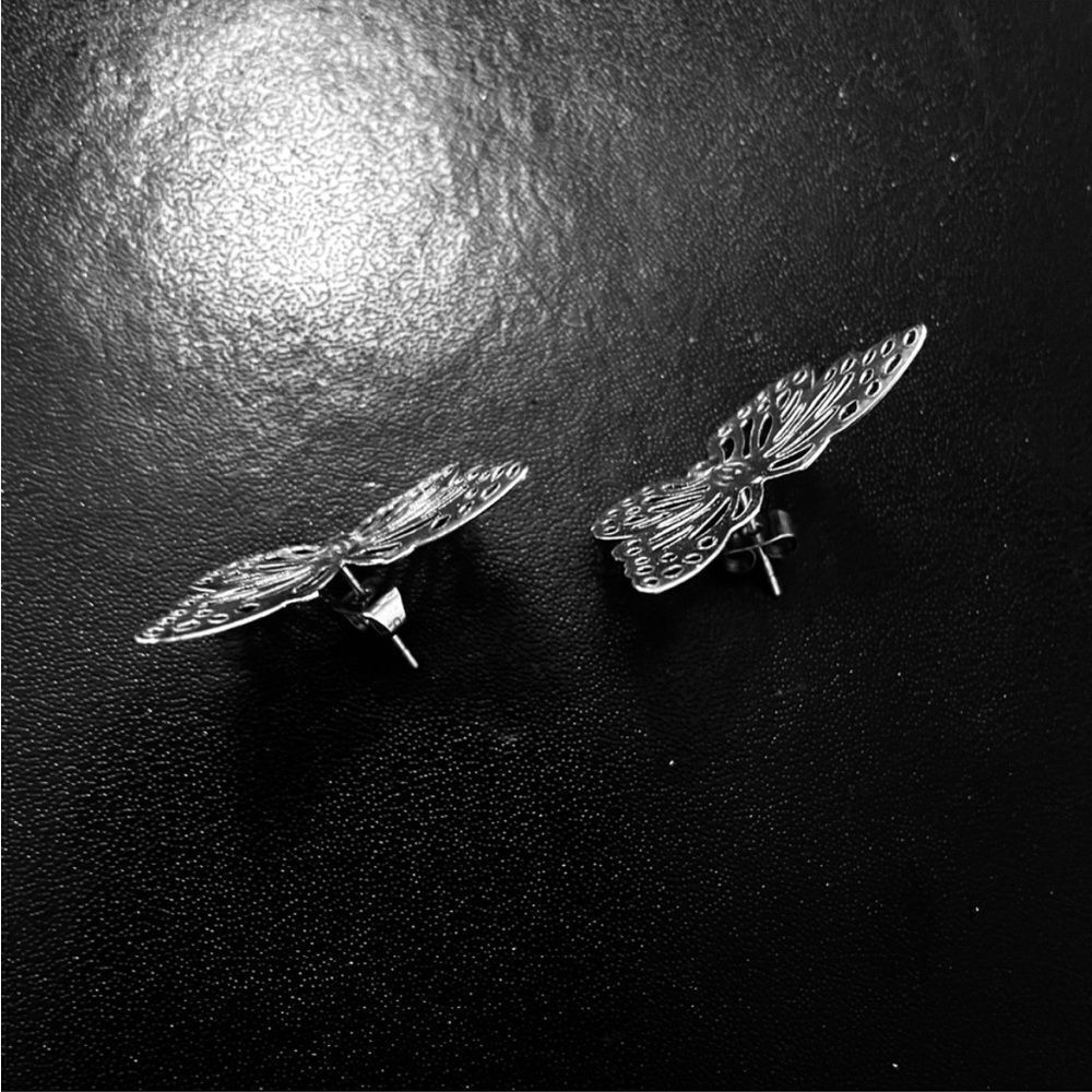 💗 Silver Butterfly Large Earrings NEW - Picture 4 of 6